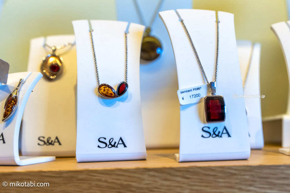 関西万博ポーランドパビリオンショップS&A琥珀チェリーレッドペンダント＋チェーン 関西万博ポーランドパビリオンショップS&A琥珀チェリーレッド