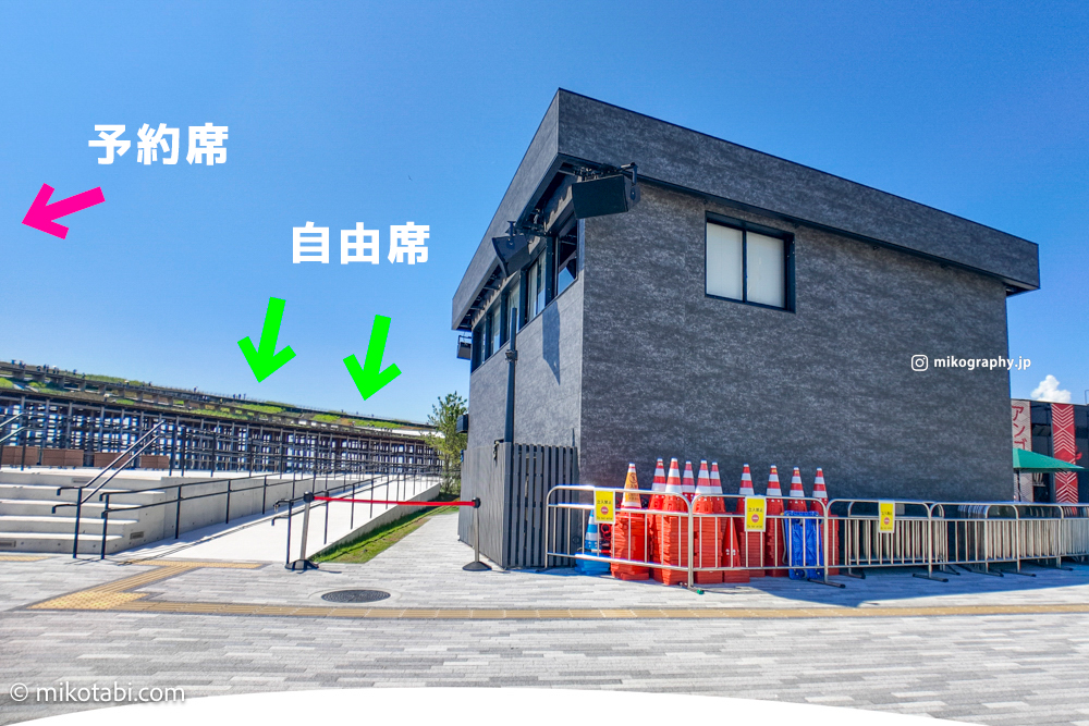 ウォータープラザを前にして右側の黒い建物