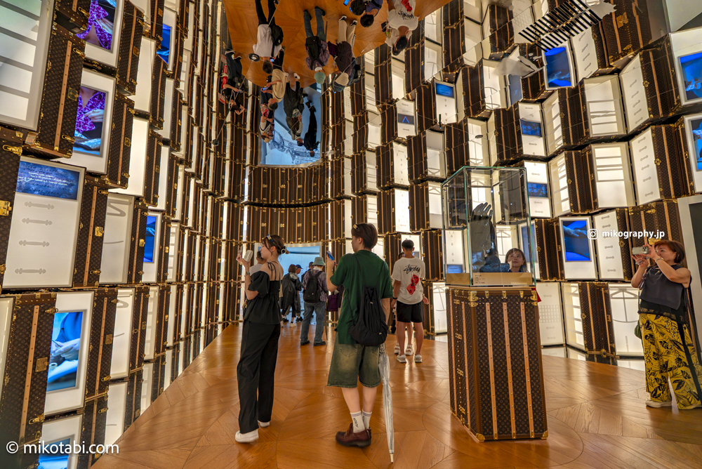 ルイ・ヴィトンのトランクの展示 84個が並ぶ、メゾンが紡ぐ美の世界